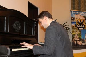 Stanisław Sołowiew gra na zabytkowym pianinie znajdującym się s Sali Starostwa. Fot. Jowita Małogoska.